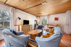 a living room with a couch and chairs and a table at Dat Haddehuus in Wangerland
