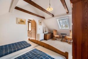 a bedroom with a bed and a desk in a room at Dat Haddehuus in Wangerland