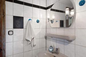 a white bathroom with a sink and a mirror at Ferienhaus Ton Sünhus in Groß Labenz +19 photos
