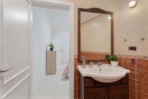 a bathroom with a sink and a mirror at Apartamento Bonjour in Candelaria +24 photos