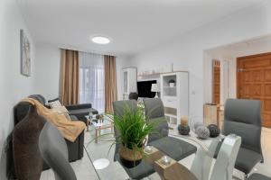 a living room with a table and chairs at Apartamento Bonjour in Candelaria