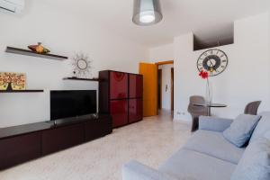 a living room with a couch and a tv at Casa Idrusa a Otranto in Otranto