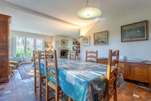 a dining room with a table and chairs at Grande maison familiale in Douarnenez