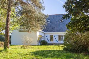 a white house with a blue roof at Grande maison familiale in Douarnenez