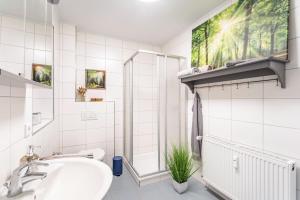 a bathroom with a sink and a shower at Ferienwohnung im Torwärterhäuschen in Rüthen