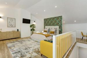 a bedroom with a bed and a yellow couch at Casa Belavista in Gaula