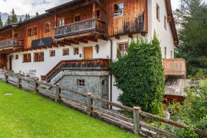 a building with a fence in front of it at Chalet Flocke Appart Schneehase in Sankt Anton am Arlberg