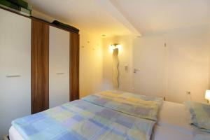 a bedroom with a bed with a light on the wall at Ketelsens Ferienwohnung in Bohmstedt
