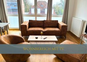 a living room with a couch and a coffee table at Flexi Flats in Lingen