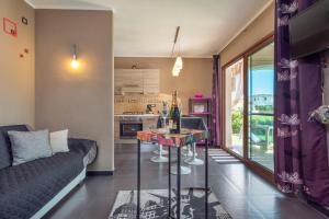 a living room with a couch and a table at Casa a schiera Budoni in Budoni