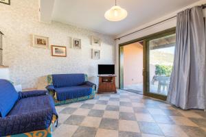 a living room with a couch and a tv at Villetta Stella in Chia