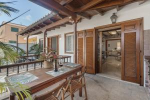 a patio with a table and chairs on a balcony at Villa Spinnaker Playa in Puerto de Santiago