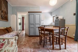 a kitchen and living room with a table and chairs at Rosaspina - Appartamento 7 in Capalbio