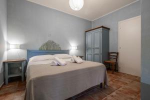 a bedroom with a bed with two towels on it at Rosaspina - Appartamento 7 in Capalbio +25 photos