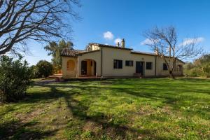 a house with a large yard in front of it at Rosaspina - Appartamento 7 in Capalbio