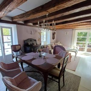 a living room with a table and a couch at Auszeit Rheingauer Rosengarten in Geisenheim