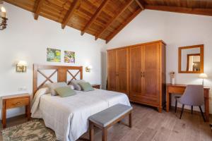 a bedroom with a large bed and a desk at Volcán 16 in Tanque