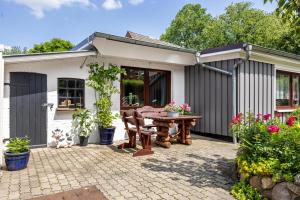 a patio with a table and some plants at Ferienwohnung Carstens in Itzehoe