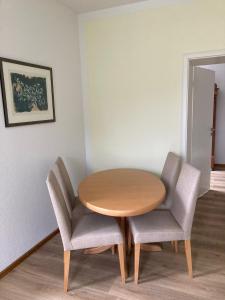 a wooden table and two chairs around a wooden table at ehemaliges Gutsverwalterhaus in Mildenitz