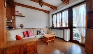 a living room with a couch and a table at Antelao Relax a Vinigo in Vinigo