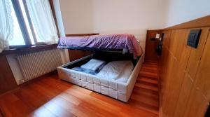a small room with a bunk bed and a couch at Antelao Relax a Vinigo in Vinigo