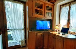 a home office with a desk with a computer and a laptop at Antelao Relax a Vinigo in Vinigo
