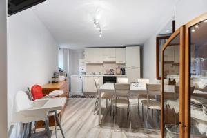a kitchen and dining room with a table and chairs at Casa Vacanza Malva in Baveno