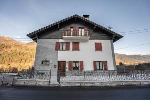 a house with a balcony on the side of it at Casa Daniela in Druogno