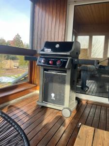 a grill sitting on top of a deck at Apartment Gartenblick in Korbach