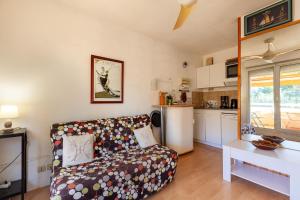 a living room with a couch and a kitchen at Studio Sanary in Sanary-sur-Mer