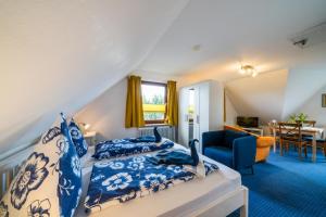a bedroom with a bed and a living room at Olde Toornblick in Borkum