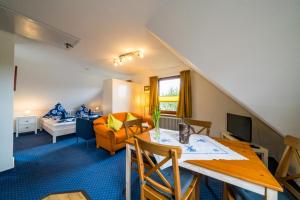 a living room with a table and a living room at Olde Toornblick in Borkum
