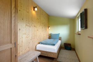 a small room with a bed and a window at Ferienhaus Im Teichland Linum in Fehrbellin