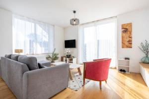 a living room with a couch and a table at Le Pied-à-terre in Bénodet