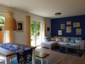 a living room with a couch and a table at Urlaub Auf Der Aspen Ranch in Salem