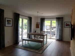 a living room with a table and chairs and a window at Urlaub Auf Der Aspen Ranch in Salem
