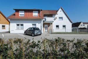 a car parked in a parking lot in front of a house at Ferienwohnung aufm Weinberg in Schwandorf in Bayern