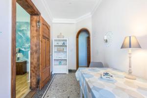 a bedroom with a bed and a table with a lamp at Haevn-Erholung, Fewo Sodalith in Reußenköge