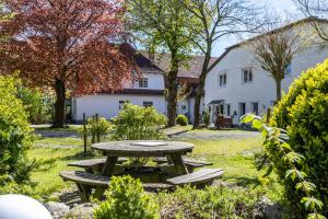 a picnic table in the yard of a house at Haevn-Erholung, Fewo Sodalith in Reußenköge