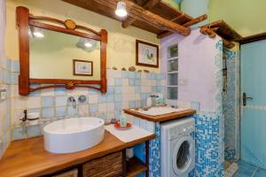 a bathroom with a sink and a washing machine at Paolo e Francesca in Bosa Marina +24 photos