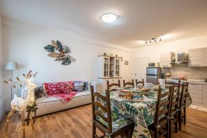 a kitchen and dining room with a table and a couch at Casa Al Colle Buonconvento in Buonconvento