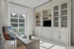 a living room with white cabinets and a tv at Apartamento en Vejer in Vejer de la Frontera
