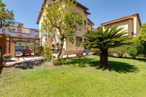 a house with a palm tree in the yard at Paolo e Francesca in Bosa Marina