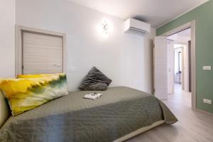 a bedroom with a large bed in a room at Le Lavande in Castro
