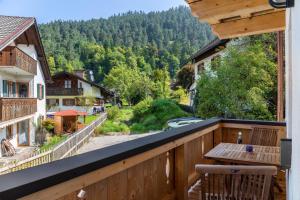 a balcony with a table and a view of a mountain at Beim Schweizer in Garmisch-Partenkirchen