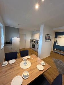 ein Esszimmer und eine Küche mit einem Holztisch und Stühlen in der Unterkunft Seeblick in Versmold