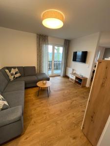 ein Wohnzimmer mit Sofa und Fernseher in der Unterkunft Seeblick in Versmold