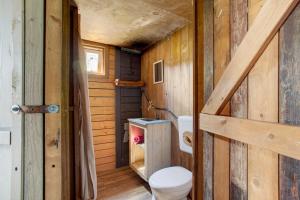 a bathroom with a toilet in a wooden cabin at Hof Keppel, der stromlose Urlaub in Schmallenberg