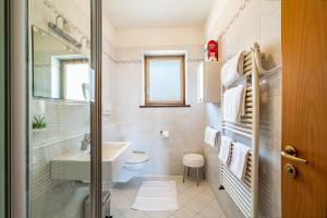a bathroom with a sink toilet and a shower at Gartenheim App Martin in Schenna