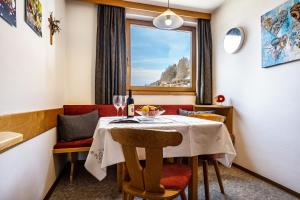 a dining room with a table and a window at Manuel's App Watschinger Alpenrose in Sesto